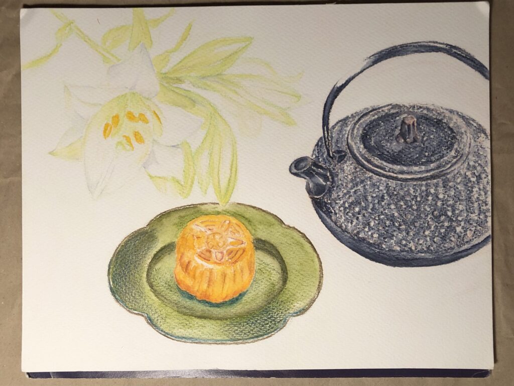 百合の花、緑色のお皿に置かれた月餅、黒い鉄瓶を水彩色鉛筆で描いた絵