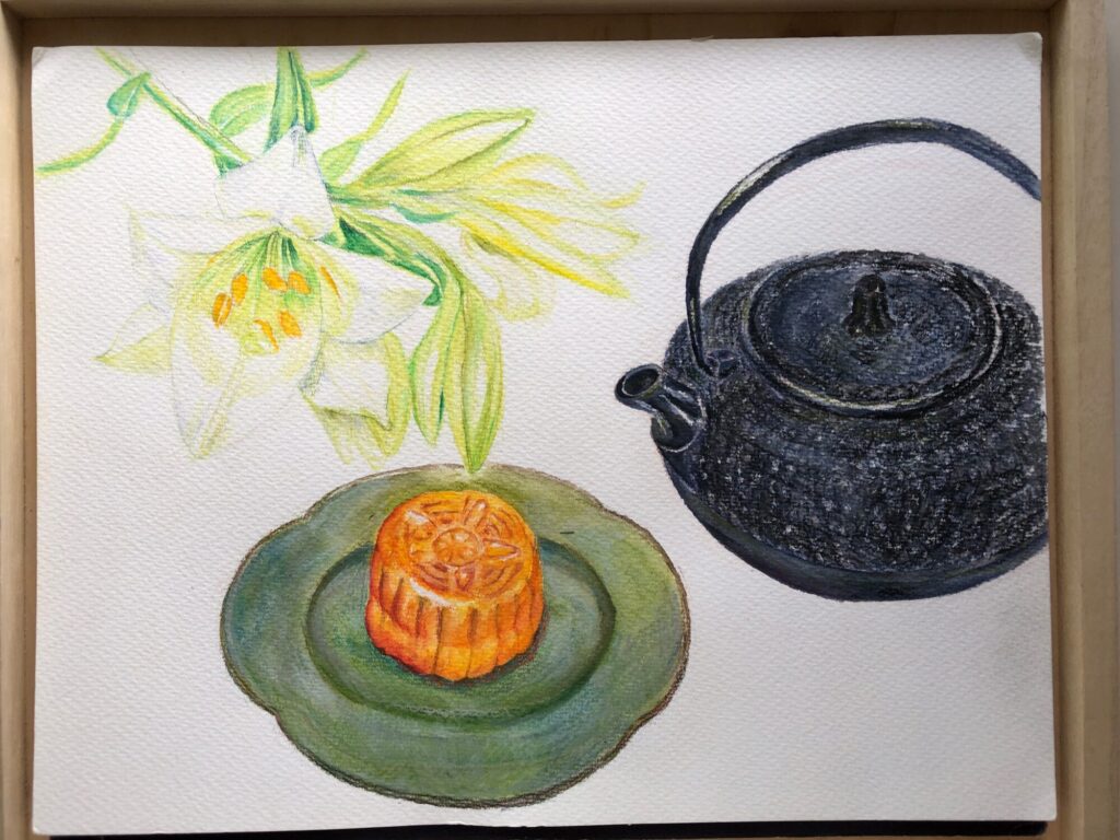 百合の花、緑色のお皿に置かれた月餅、黒い鉄瓶を水彩色鉛筆で描いた絵