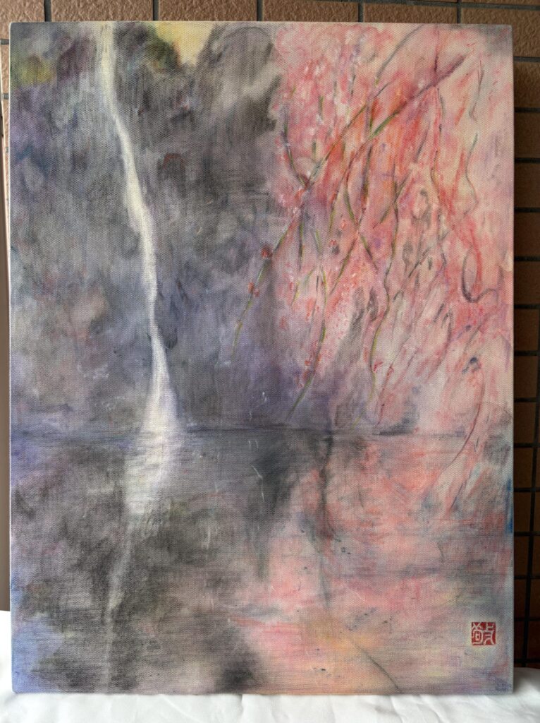 水彩色鉛筆で描いた京都・菩提の滝としだれ桜の風景画。桜の枝に「桜・サクラ・さくら」の文字が組み込まれ、水面に映る桜の色彩も表現した静かな情景。