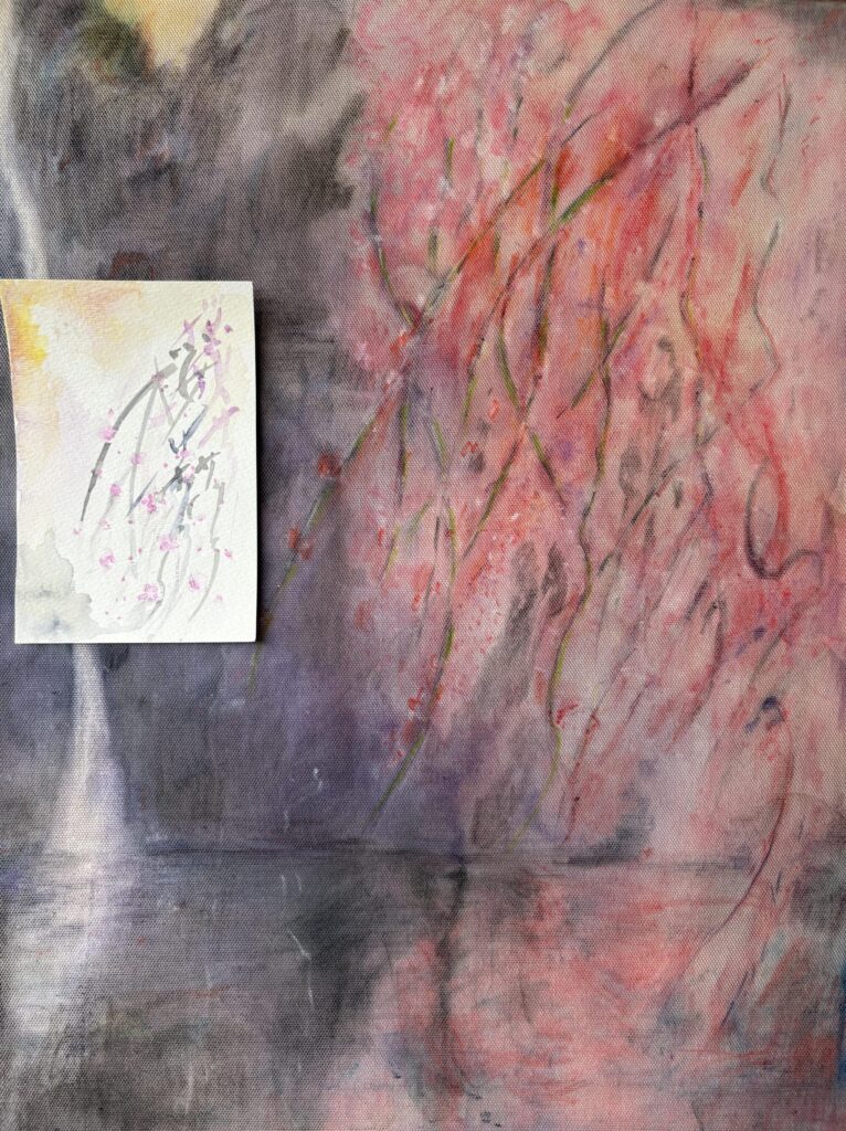 水彩色鉛筆で描かれたしだれ桜の枝のアップ。枝の形に「桜・サクラ・さくら」の文字を織り込み、淡い桃色で柔らかく描かれた花びらが印象的。