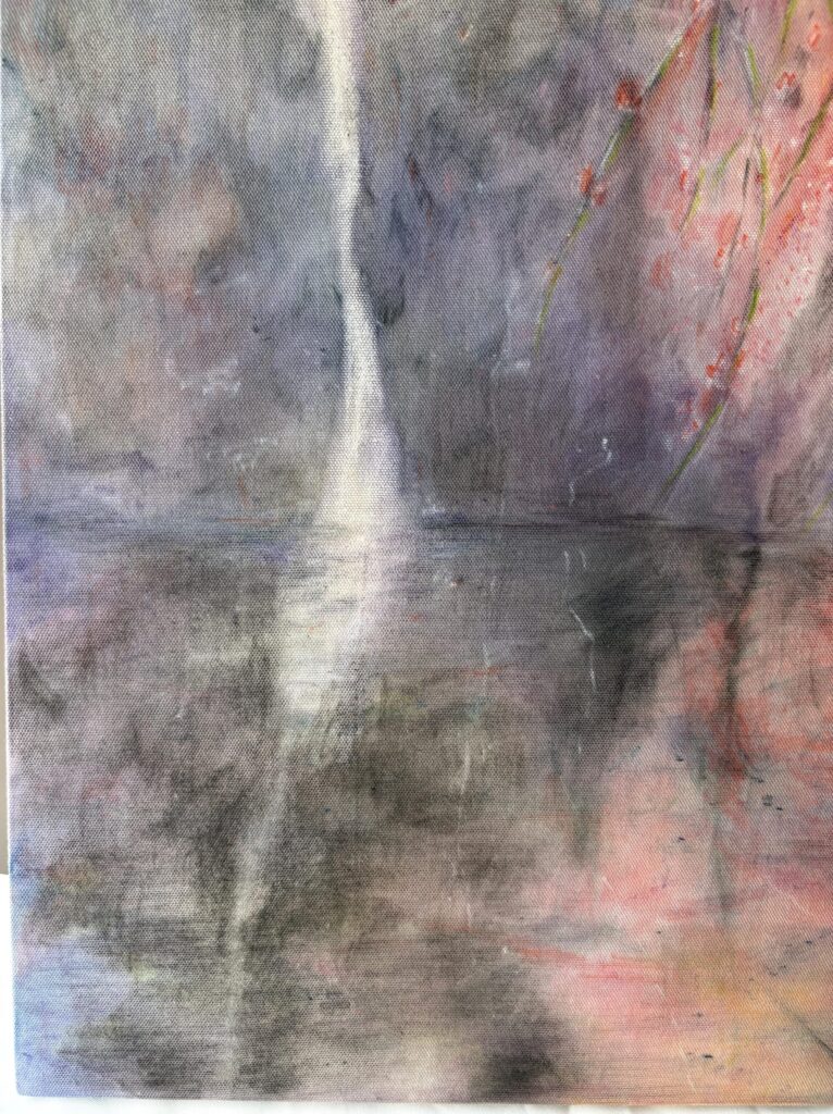 水彩色鉛筆で描かれた滝と桜の水面への反射。淡い色彩で水墨画風に落ち着いた色調に仕上げた春の情景。